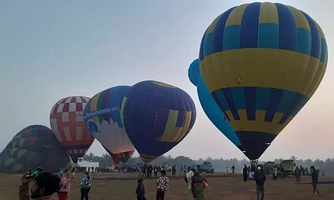 பலூன் திருவிழாவில் பறக்க விடப்பட்ட ராட்சத பலூன்கள்.