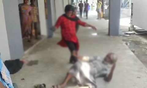 முதியவரை இளம்பெண் பிரியா சரமாரியாக தாக்கும் காட்சி