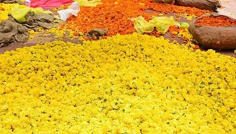 பூக்கள் வரத்து குறைவால் கிலோ ரூ.2000-க்கு விற்பனை