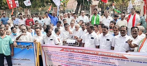 கடலூர் புதிய பஸ் நிலையத்தை எம்.புதூருக்கு மாற்ற எதிர்ப்பு தெரிவித்து அனைத்து கட்சி சார்பில் கலெக்டர் அலுவலகம் எதிரில் ஆர்ப்பாட்டம் நடந்தது.