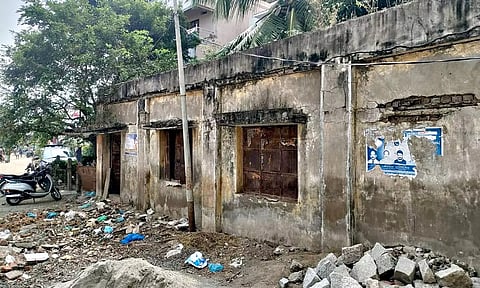 நூலக கட்டிடம் பழுதடைந்திருப்பதை படத்தில் காணலாம். 