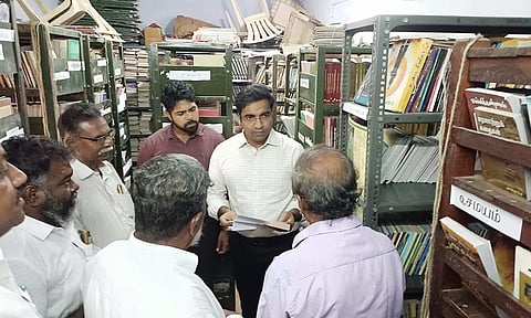 நூலகத்தில் கலெக்டர் செந்தில்ராஜ் ஆய்வு மேற்கொண்ட காட்சி.