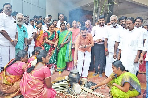 நெல்லை மாநகராட்சி அலுவலகத்தில் மேயர் சரவணன் தலைமையில் பொங்கல் கொண்டாட்டம் நடந்த போது எடுத்த படம்