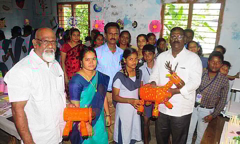 மாணவ-மாணவிகள் கைவினை பொருட்கள் நடைபெற்ற காட்சி.