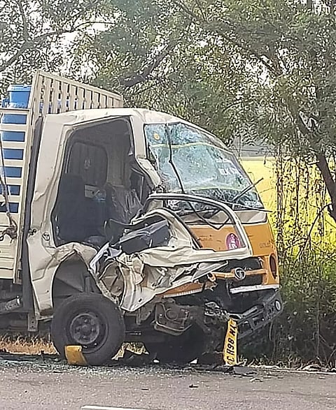 2 வேன்கள் நேருக்கு நேர் மோதி டிரைவர் பலி