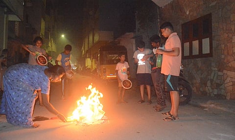 சென்னையில் பனிப்புகையுடன் இணைந்து போகிப் புகை மிரட்டல்- முகப்பு விளக்கை எரிய விட்டு வாகனங்கள் சென்றன
