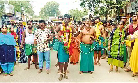பல அடி நீள அலகு குத்தி பாத யாத்திரையாக வந்த பக்தர்கள்.
