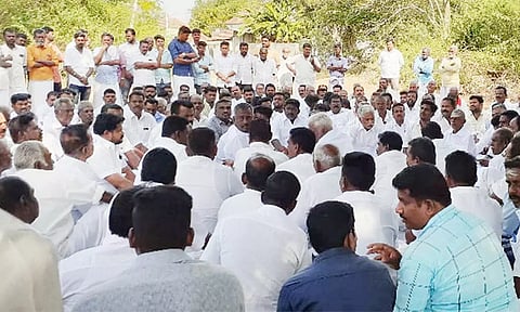 கண்ணங்கோட்டையில் நடந்த ஆலோசனை கூட்டத்தில் பங்கேற்ற கிராம மக்கள்.