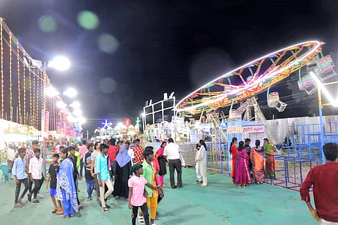 பிரமாண்டமான லண்டன் பிரிட்ஜ் பொருட்காட்சியை படத்தில் காணலாம்