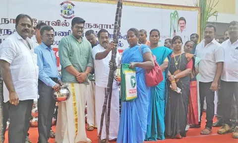 தூய்மை பணியாளர்களுக்கு மேயர் மகேஷ் பொங்கல் தொகுப்புகளை வழங்கிய காட்சி.