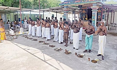 காசி விஸ்வநாதர் கோவில் முன்பு தர்ப்பணம் செய்யும் பக்தர்கள்.