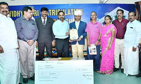 கிராண்ட் மாஸ்டர் பிரனேசுக்கு கலெக்டர் மதுசூதன் ரெட்டி கேடயம் வழங்கினார்.