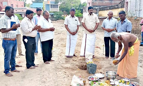 வணிக வளாகம் கட்டுவதற்காக அடிக்கல் நாட்டு விழா நடந்தது.
