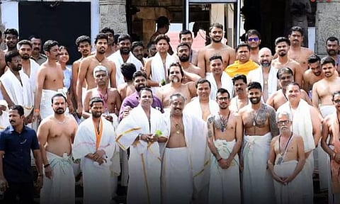 திருவனந்தபுரம் பத்மநாபசுவாமி கோயிலில் சாமி தரிசனம் செய்த இந்திய கிரிக்கெட் அணி வீரர்கள்