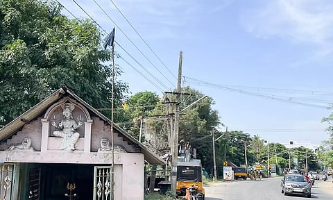 வீடுகளில் கருப்பு கொடி கட்டி உள்ளதை படத்தில் காணலாம். 