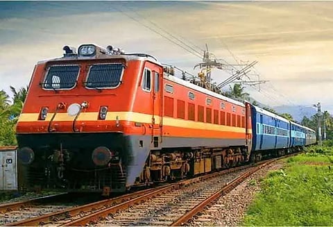மேட்டுப்பாளையத்தில் இருந்து குன்னூருக்கு டீசல் என்ஜின் ரெயில் சோதனை ஓட்டம்