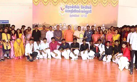 சமத்துவ பொங்கல் விழாவில் வெற்றி பெற்றவர்களுக்கு பரிசுகள் வழங்கப்பட்டது.