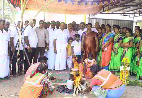 அ.தி.மு.க. மாவட்ட செயலாளர் தச்சை கணேசராஜா தலைமையில் சமத்துவ பொங்கல் விழா நடந்த போது எடுத்தபடம்.