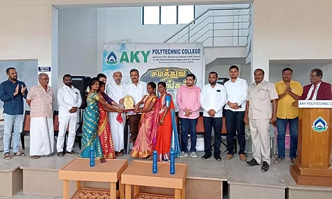 போட்டியில் வெற்றி பெற்றவர்களுக்கு பரிசு கேடயம் வழங்கப்பட்ட காட்சி.