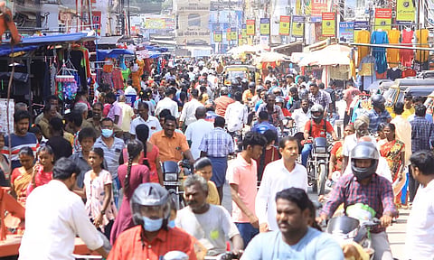 டவுன் வடக்கு ரதவீதியில் பொங்கல் பொருட்கள் வாங்குவதற்காக அலைமோதிய கூட்டம்.