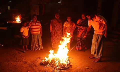 போகி பண்டிகையையொட்டி வேலூர் சைதாப்பேட்டையில் வீட்டிலிருந்த பழைய பொருட்களை தீயிட்டு கொளுத்திய பொதுமக்கள்.