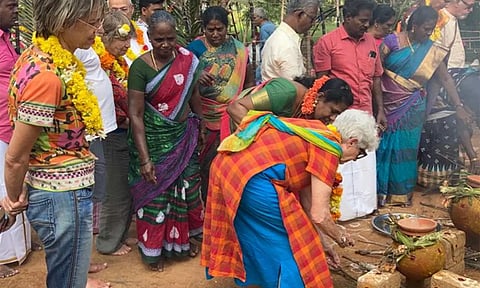 மண் பானையில் பொங்கலிட்ட ஐரோப்பிய சுற்றுலா பயணிகள்