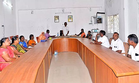 உடன்குடி யூனியன் கூட்டத்தில் தலைவர் பாலசிங் பேசிய காட்சி.