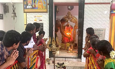 பூஜையில் கலந்து கொண்டவர்களை படத்தில் காணலாம்.