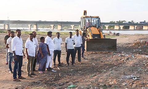கடலூர் தென்பெண்ணை ஆற்றில் சுத்தம் செய்யும் பணியை மாநகராட்சி மேயர் சுந்தரி ராஜா நேரில் ஆய்வு செய்தார். அருகில் மாநகர தி.மு.க. செயலாளர் ராஜா உள்ளார்.