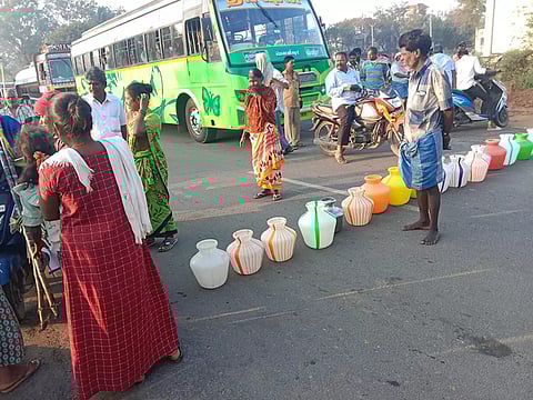 குடிநீர் வழங்கக்கோரி பொதுமக்கள் சாலை மறியல்