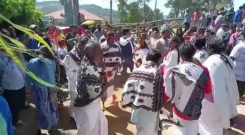 பாரம்பரிய உடையுடன் நடனமாடி பொங்கல் கொண்டாடிய தோடர் இன மக்கள்