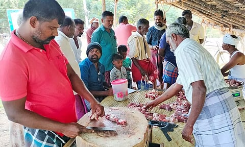 முன்னீர்பள்ளம் பகுதியில் உள்ள கடையில் இறைச்சி வாங்க திரண்ட கூட்டம்.