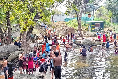களக்காடு தலையணையில் திரண்டிருந்த மக்கள் கூட்டம்.