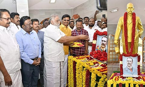 பென்னிகுவிக் சிலைக்கு அமைச்சர் இ பெரியசாமி மலர் தூவி மரியாதை செலுத்திய காட்சி.