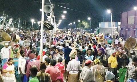 காசிமேட்டில் மீன் வாங்க குவிந்த பொதுமக்கள்
