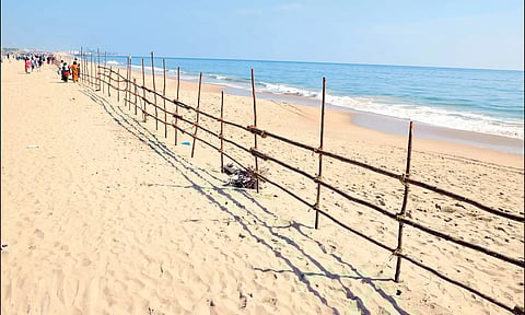 மெரினா கடற்கரையில் தடுப்பு வேலிகள் போடப்பட்டிருப்பதை படத்தில் காணலாம்.