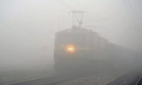 வடமாநிலங்களில் கடும் குளிர்- டெல்லி செல்லும் ரெயில்கள் தாமதம்