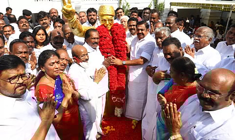 எம்.ஜி.ஆர். சிலைக்கு அ.தி.மு.க.வினர் மரியாதை: எடப்பாடி பழனிசாமி-ஓ.பன்னீர்செல்வம் தனித்தனியாக மாலை அணிவிப்பு