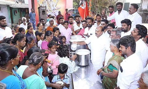 முன்னாள் முதலமைச்சர் எம்ஜிஆரின் 106 வது பிறந்த நாளையொட்டி பொதுமக்களுக்கு முன்னாள் எம்எல்ஏ குணசேகரன் பால் வழங்கிய போது எடுத்த படம்.