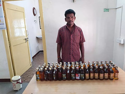 மது விற்றதாக கைதானவரை படத்தில் காணலாம்.