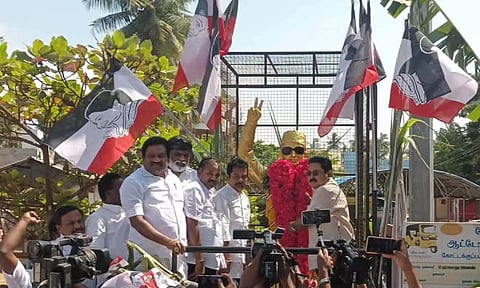 கோட்டகுப்பம் நகராட்சி எதிரே உள்ள எம்.ஜி.ஆர். சிலைக்கு டி.டி.வி. தினகரன் மாலை அணிவித்த காட்சி. அருகில் கிழக்கு மாவட்ட செயலாளர் கோவிந்தராஜ் உள்ளிட்ட நிர்வாகிகள் உள்ளனர்.