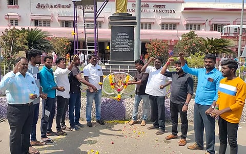 பொது நல அமைப்புகள் சார்பில் அஞ்சலி செலுத்திய போது எடுத்த படம்