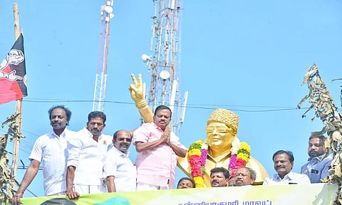 எம்.ஜி.ஆர். சிலைக்கு தளவாய்சுந்தரம் எம்.எல்.ஏ. மாலை அணிவித்து மரியாதை செலுத்திய காட்சி.