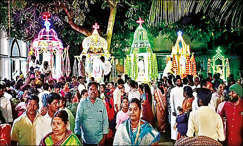 தேர்பவனி நடந்த போது எடுத்த படம்.