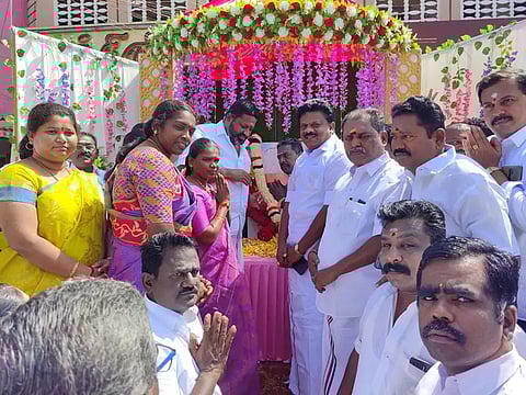 எம்.ஜி.ஆரின் உருவ படத்திற்கு மாலை அணிவித்து மரியாதை செலுத்திய காட்சி