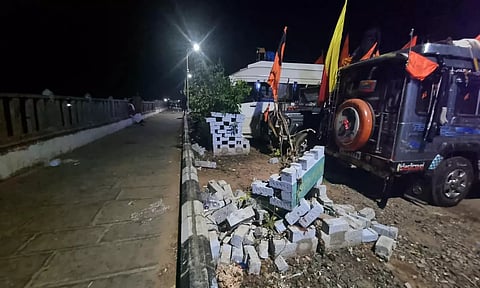 பூங்காவில் உள்ள அலங்கார செடிகளின் தொட்டிகளை தாறுமாறாக ஓட்டி சென்ற சுற்றுலா வாகனங்கள் சேதப்படுத்தி இருப்பதை படத்தில் காணலாம்.