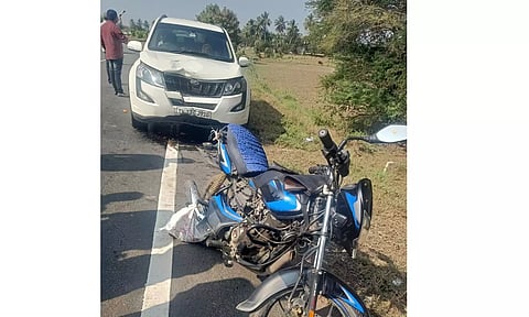 மோட்டார் சைக்கிள் மீது மோதிய காரை படத்தில் காணலாம்.