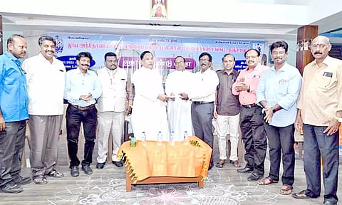 பள்ளிக்கு நாற்காலிகள் வாங்க ரூ.75 ஆயிரத்துக்கான காசோலை வழங்கப்பட்டது.