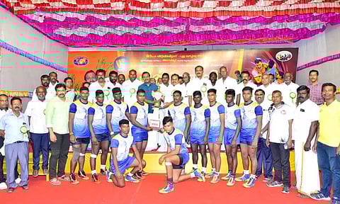 வெற்றி பெற்ற அணிக்கு சுழற்கோப்பை வழங்கப்பட்டபோது எடுத்த படம்.