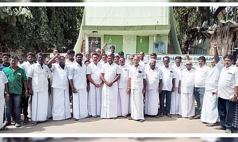 எம்.ஜி.ஆர். சிலைக்கு மரியாதை செலுத்திய ஓ.பி.எஸ். அணியினர்.